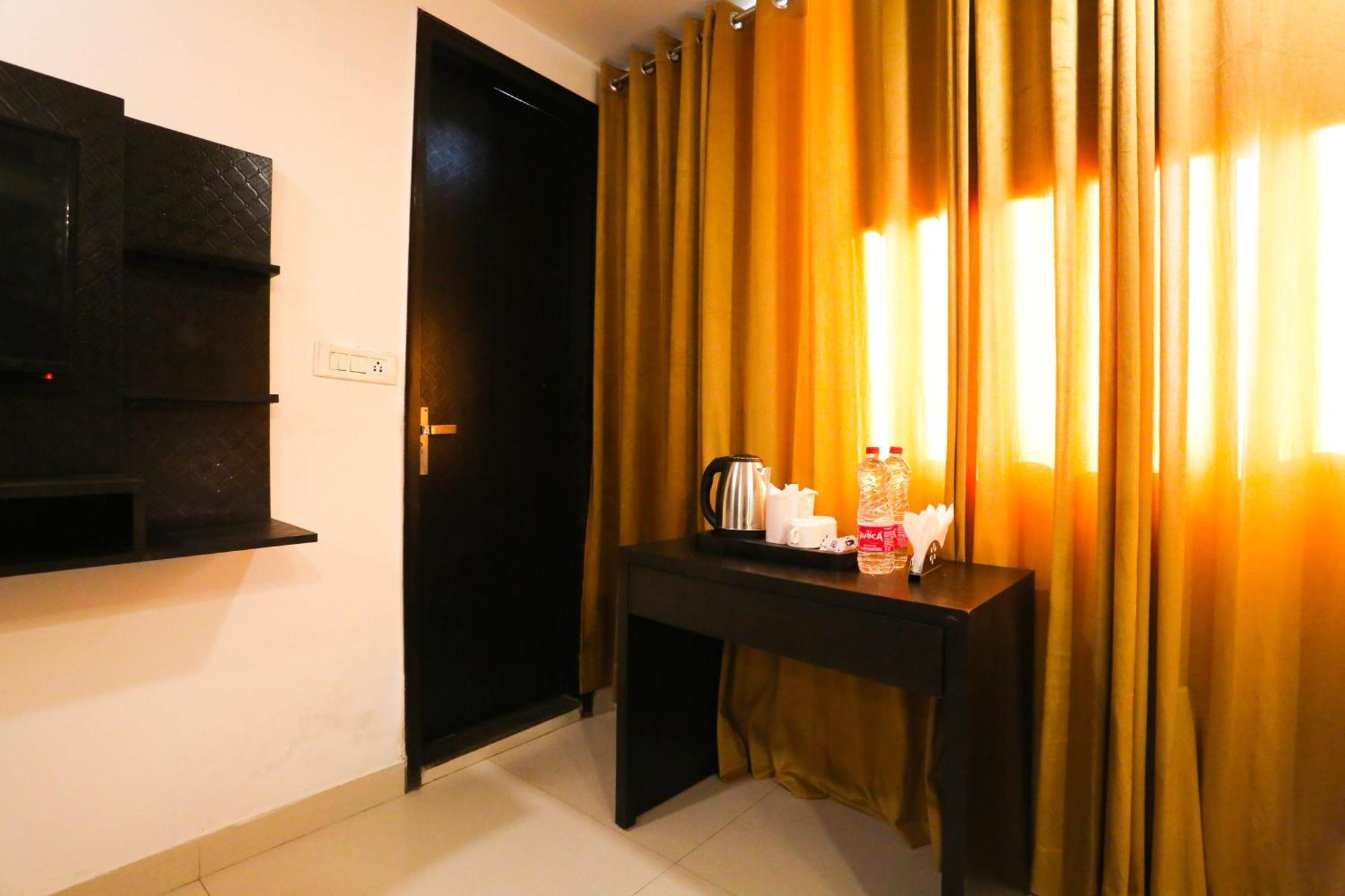 Hotel Aashiyana New Delhi Ngoại thất bức ảnh